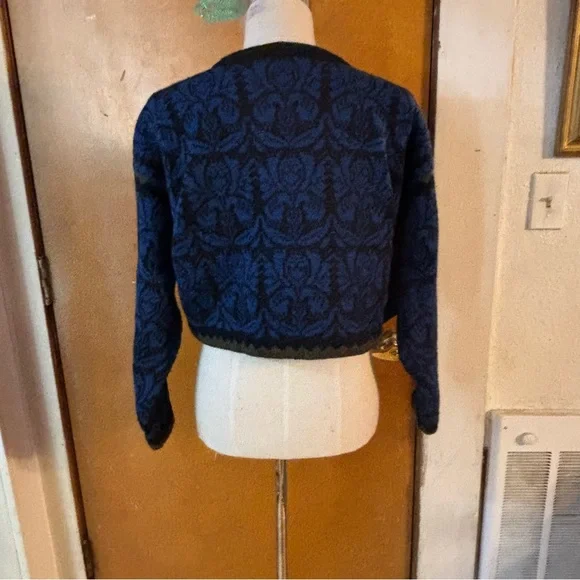 Stunned Oleana wool cropped cardigan sweater. - Picture 3 of 4